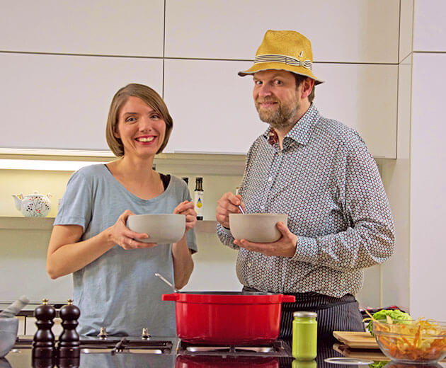 Birgit von Fräulein im Glück kocht mit dem Floh.