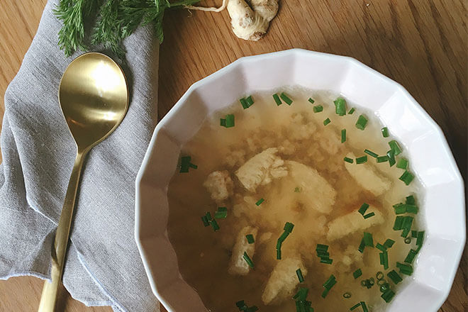 Leckere Gemüsesuppe aus Gemüseresten mit Fleisch und Schnittlauch. Yummy!
