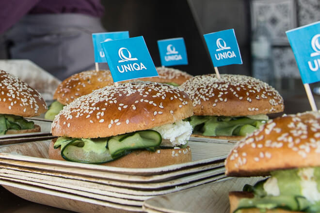 Ein vegetarischer Burger perfekt für den Sommer. Mit MInze, Gurke und Schaffrischkäse.