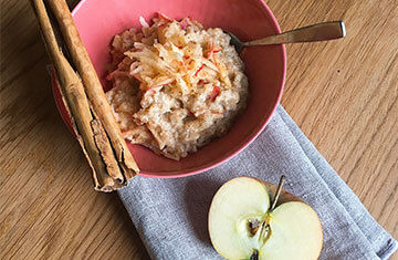 Haferflockenporridge mit Streuapfel und Zimt.