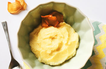 Topinamburcreme mit Topinamburchips verfeinert.
