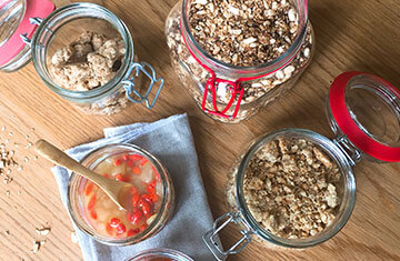 Das perfekte Frühstück: Granola, Erdbeermarmelade und Müsli: Alles selbst gemacht.