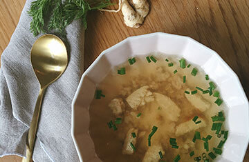 Gemüsesuppe aus Gemüseschalen verfeinert mit Fleisch und Schnittlauch.